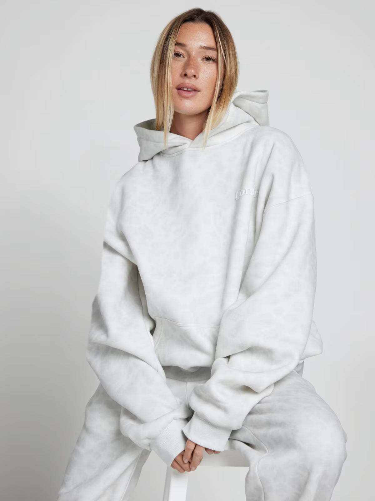 Comfrt Minimalist Oversized Hoodie | Super Soft & Lightly Weighted – Cozy Streetwear for Lounging, Layering & Everyday Comfort